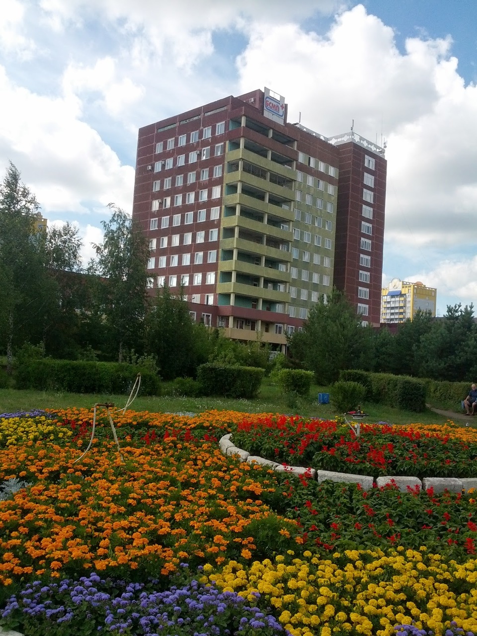 Цветы перед больницей