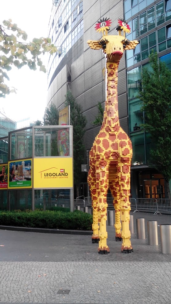 Жираф перед Леголэндом